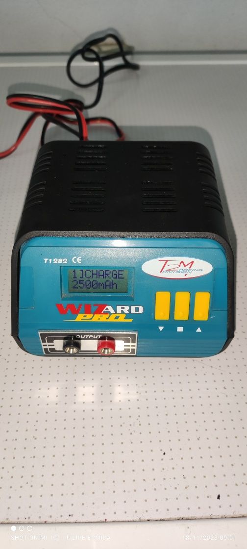 Carregador para carros telecomandados