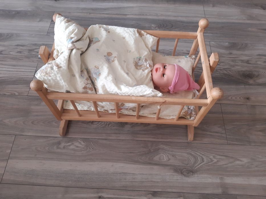 Kołyska z lalką wydającą dźwięki