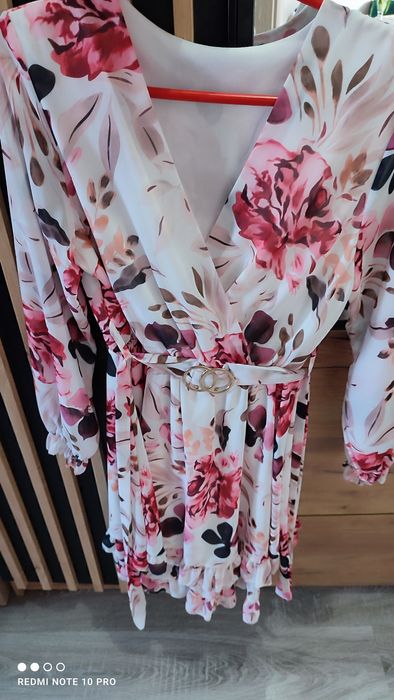 Piękna elegancka sukienka dekolt v z paskiem w talii komunia chrzest