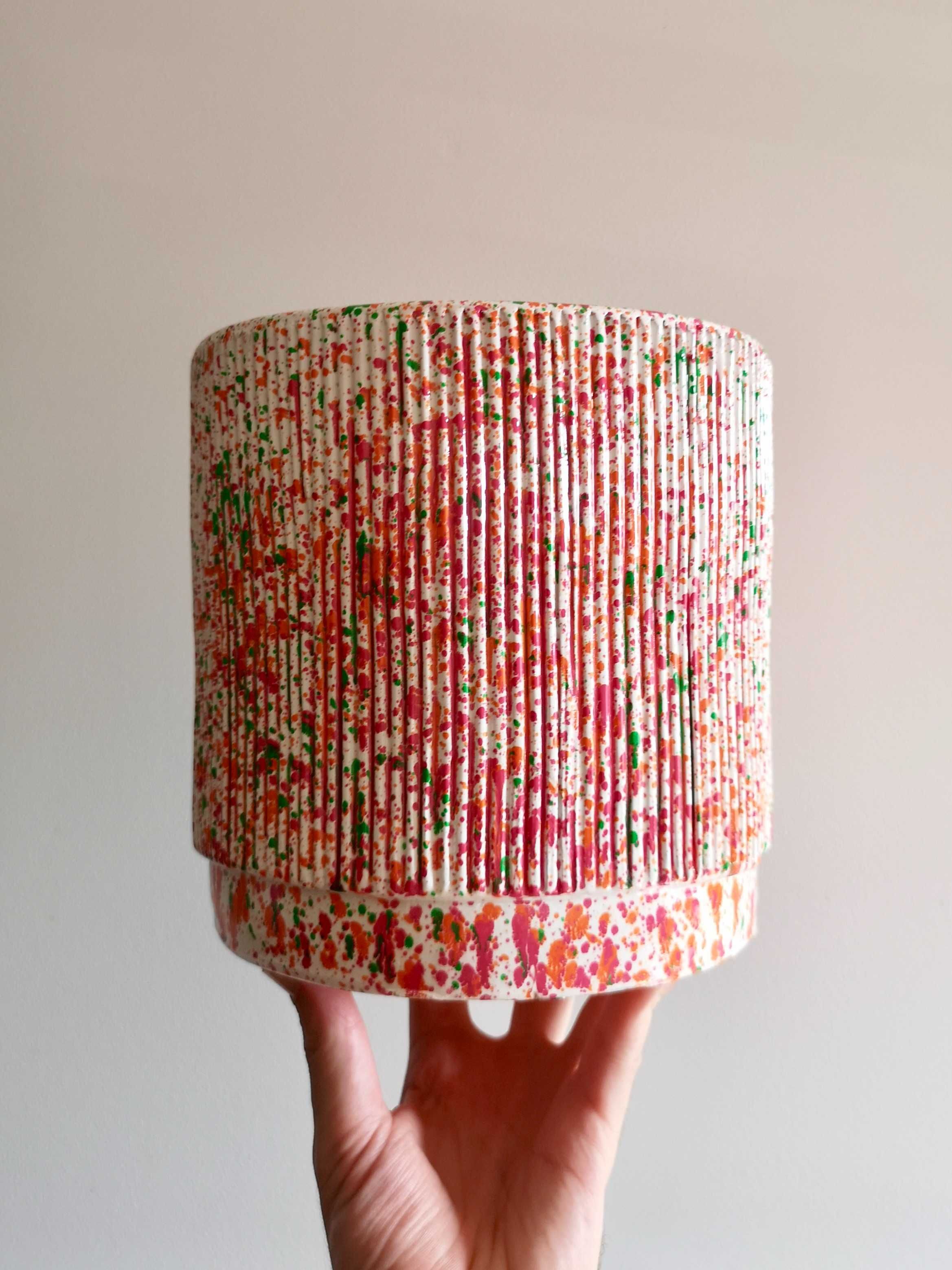 Vaso em barro pintado à mão, com padrão salpicado, multicolorido