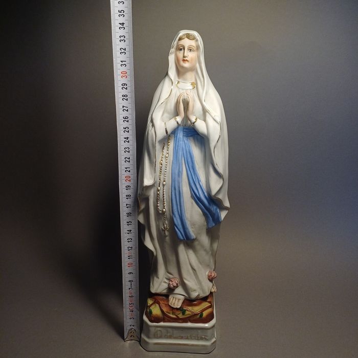Figurka biskwit Matki Bożej z Lourdes.
