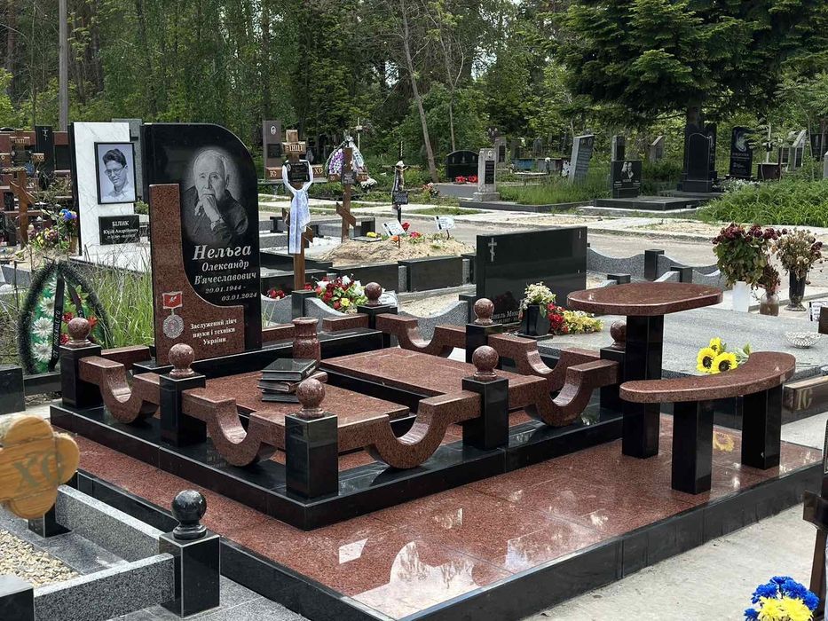 Пам'ятники з граніту, надгробні плити, виготовлення під замовлення