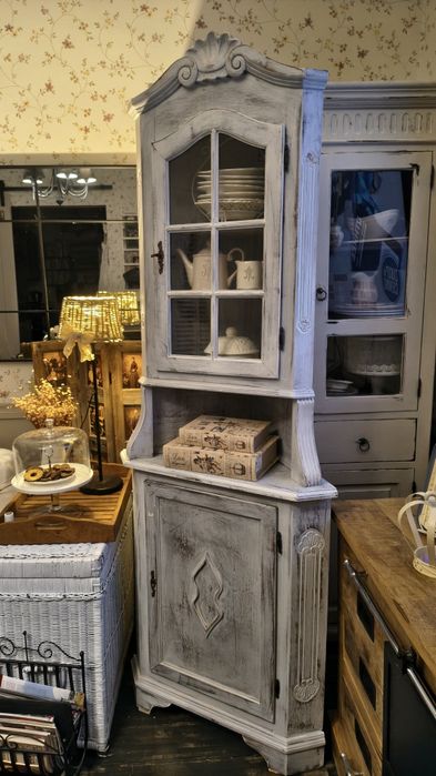 Piękna rustikalna witrynka-bufet