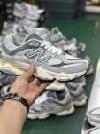 New Balance NB9060 sportowe casualowe jasnoszare unisex 46.5