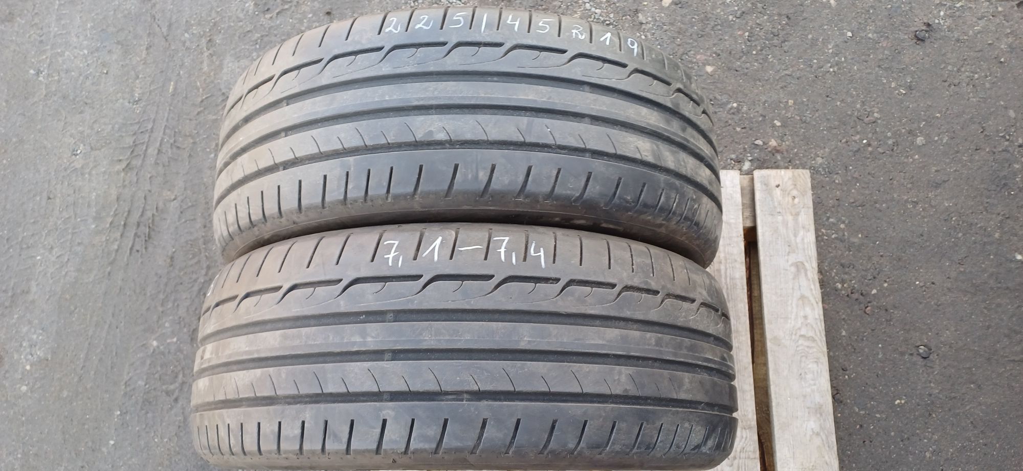 225/45R19 96W DUNLOP , dwie używane opony letnie.