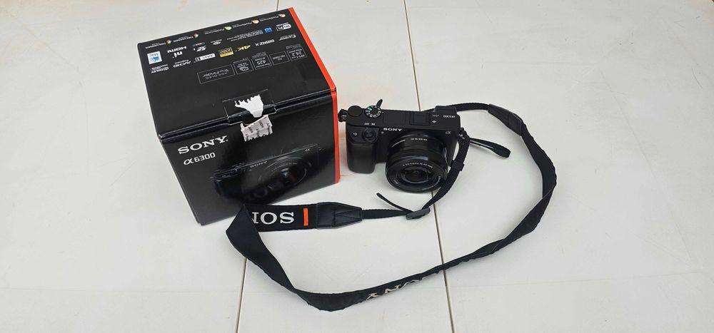 Sony a6300 com lente 16-50mm + acessorios varios, sem marcas de uso