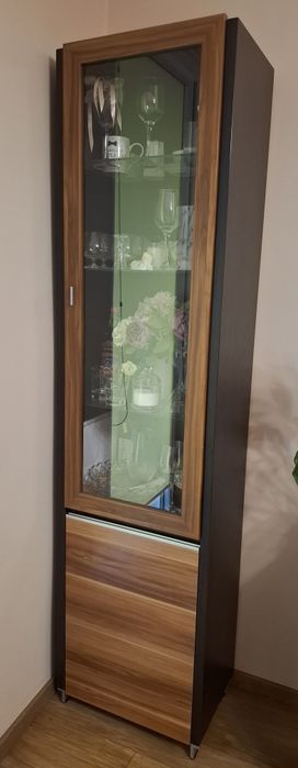 Witryna, wysoka szafka do salonu.