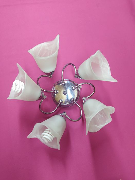 Żyrandol na 5 żarówek.