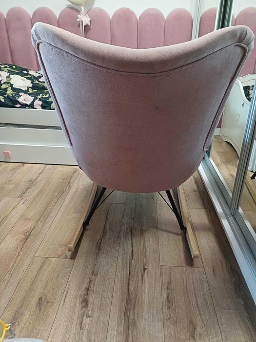 Elegancki fotel bujany duży pudrowy róż