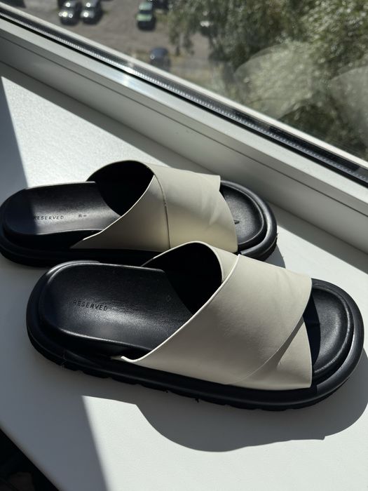 Шльопанці жіночі білі