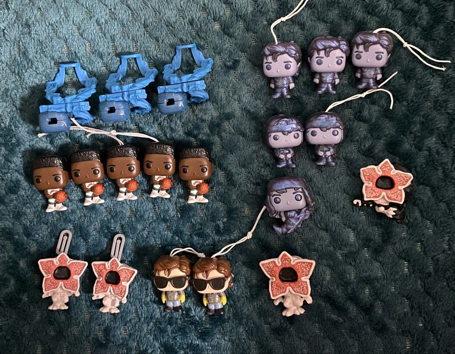 Продам фигурки Kinder Joy «Очень странные дела»