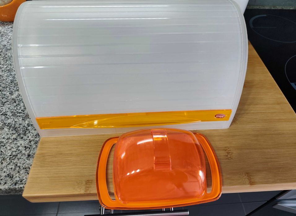 Vendo caixa de pão e manteigueira