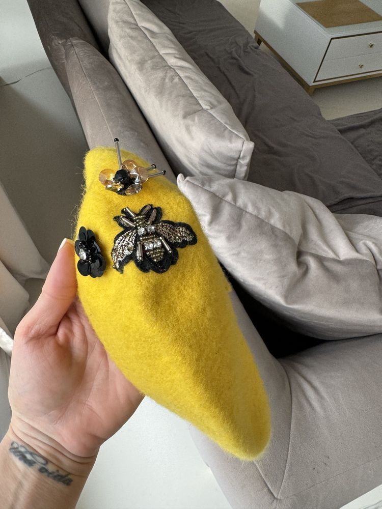 Reserved beret żółty z ozdobami