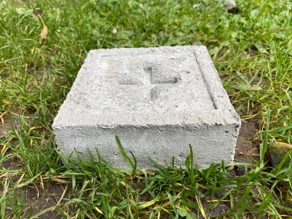 słupek geodezyjny/granicznik/Kamienie graniczne, zawibrowane.