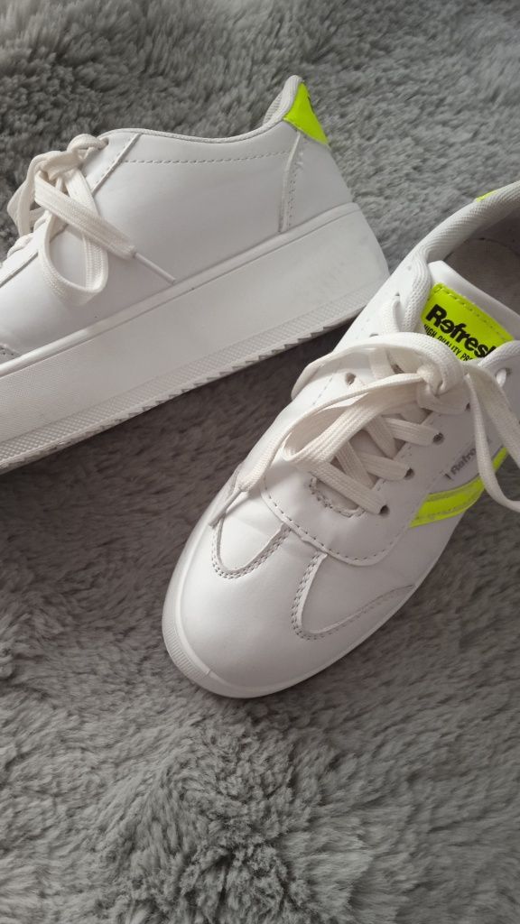 Buty na podwyższonej podeszwie 39