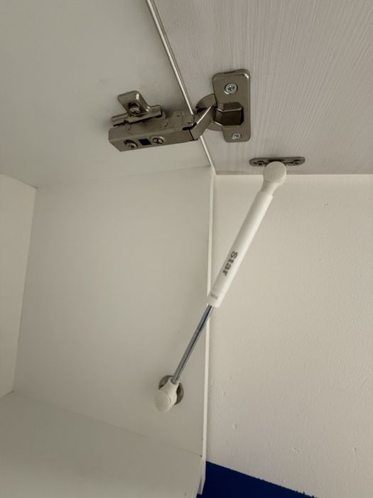 Zestaw kuchenny: blat ze zlewem, bateria, szafka dolna i górna