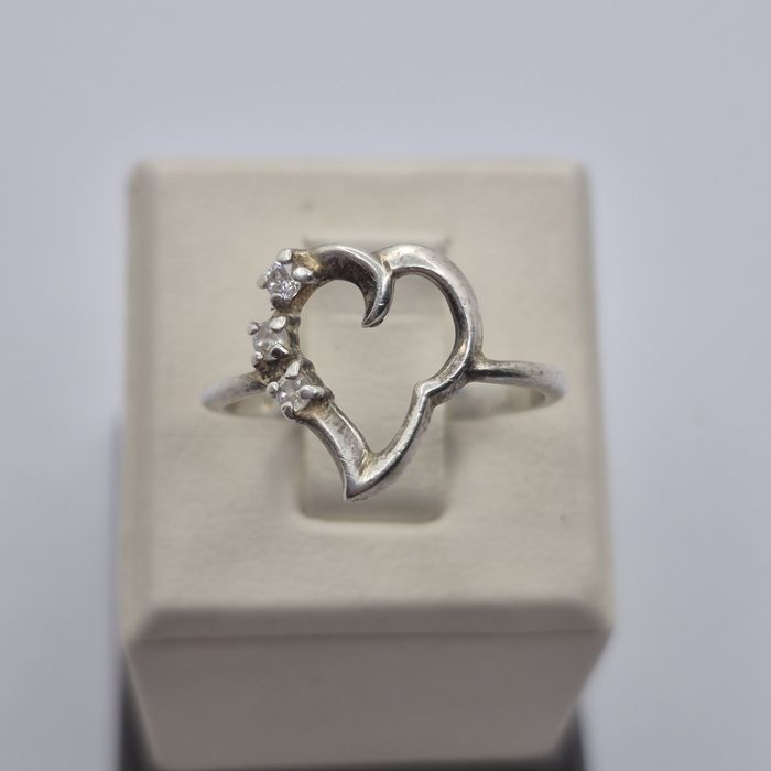 Срібна каблучка 925 проби серце з фіанітами
