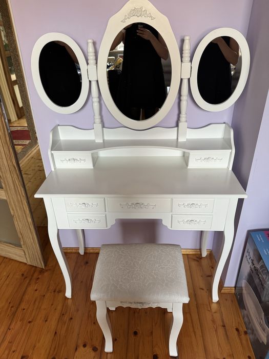 Toaletka z siedziskiem