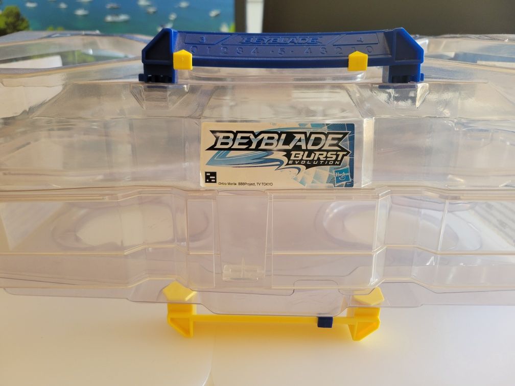 Beyblade arena 2x e 4x jogadores usado para despachar