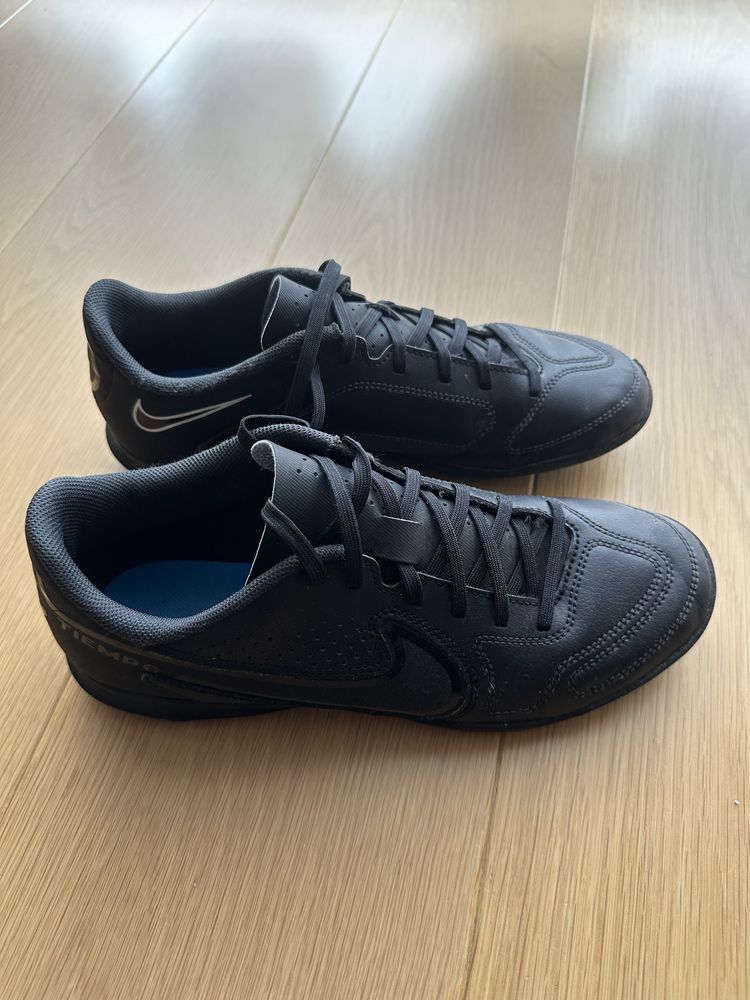 Buty piłkarskie firmy Nike w rozmiarze 40