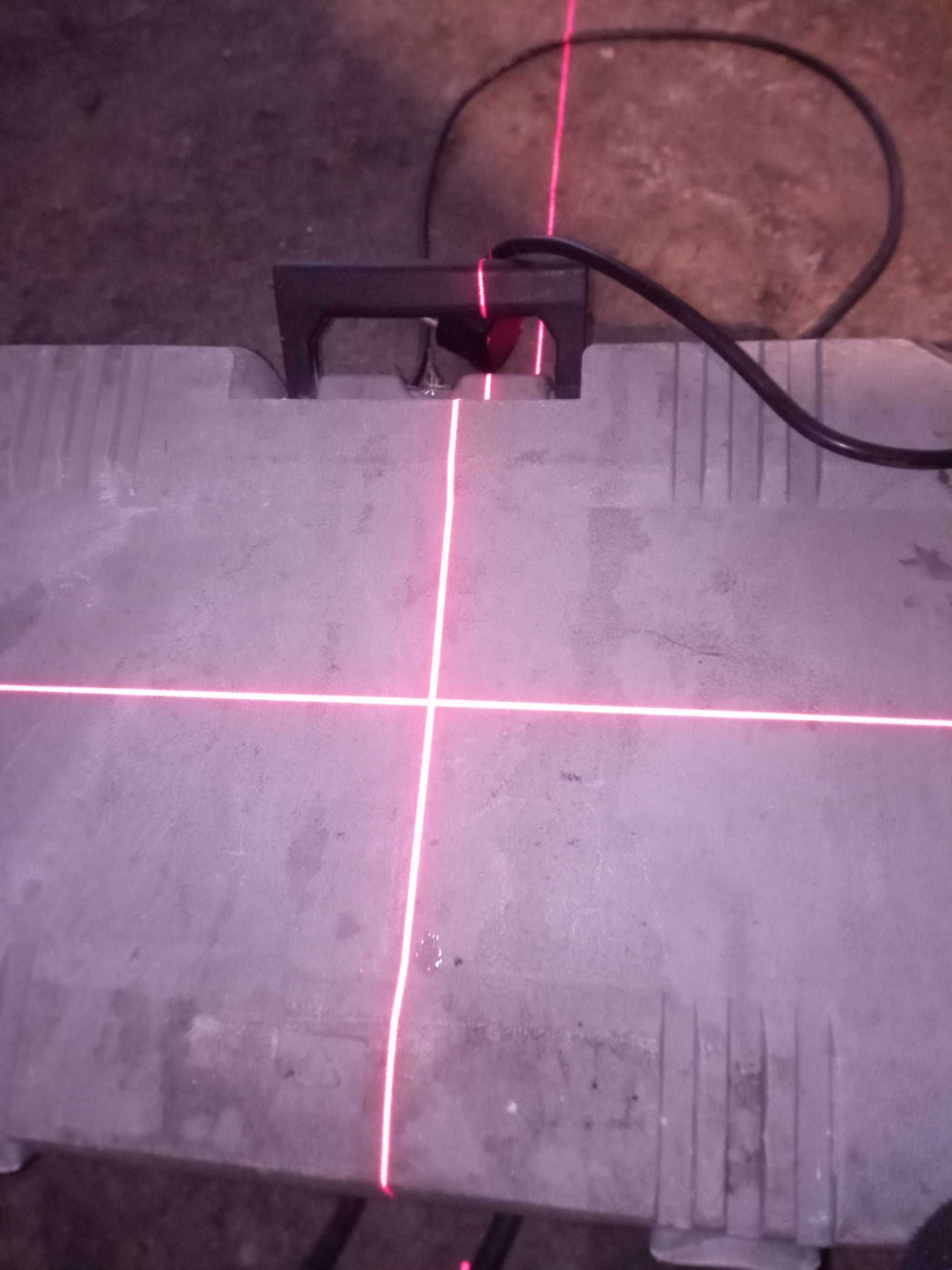 Laser liniowo-krzyzowy na baterie