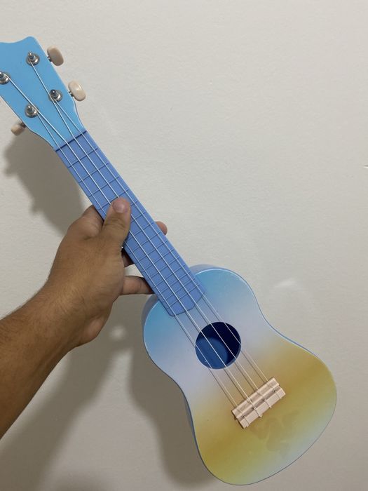 Ukulele simples - quase nenhuma marca de uso