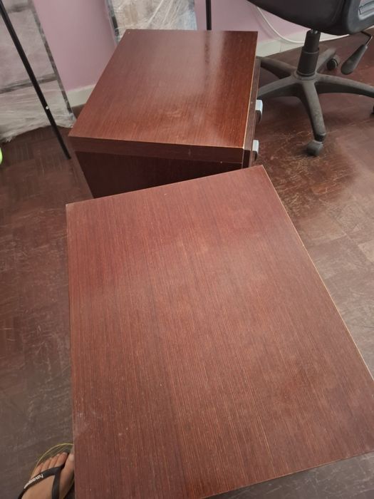 Par de mesas de cabeceira em madeira — 2 gavetas — ótimo estado”