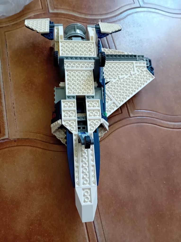 LEGO Jet 40 cm - algumas partes caíram, devido à deslocalização, mas p