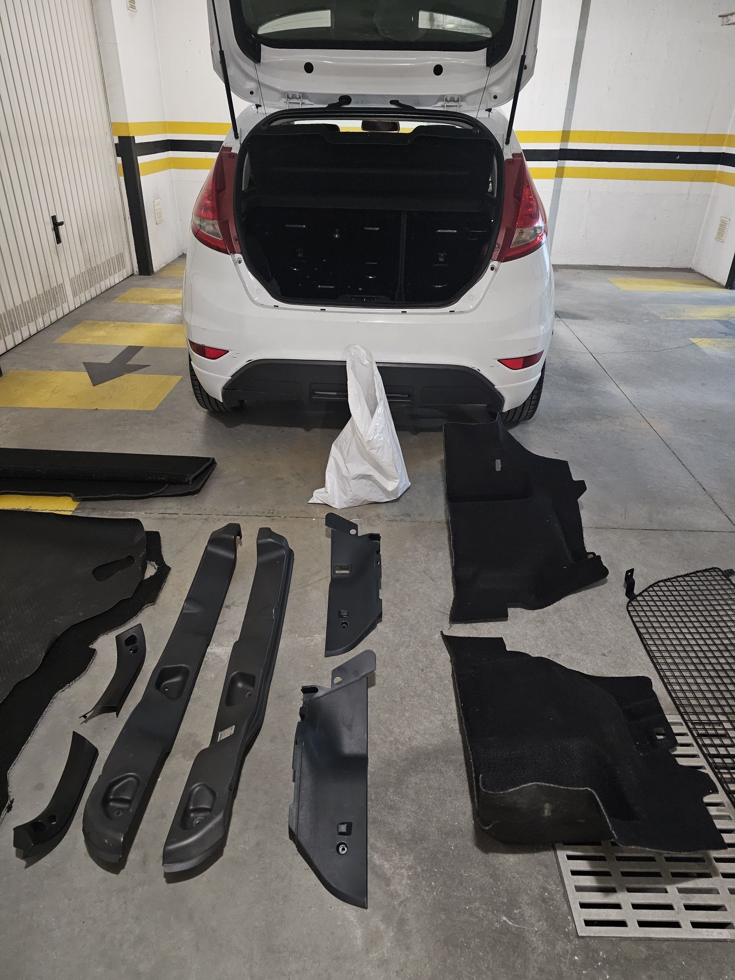 Ford Fiesta comercial INTERIOR COMPLETO