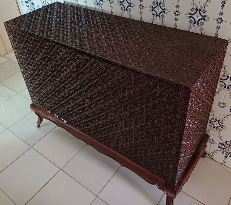 Móvel antigo em madeira maciça
