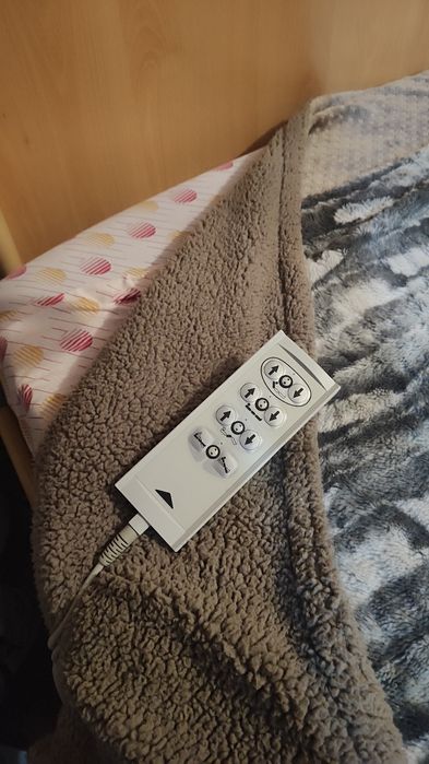 Cama articulada elétrica com colchão e pega.