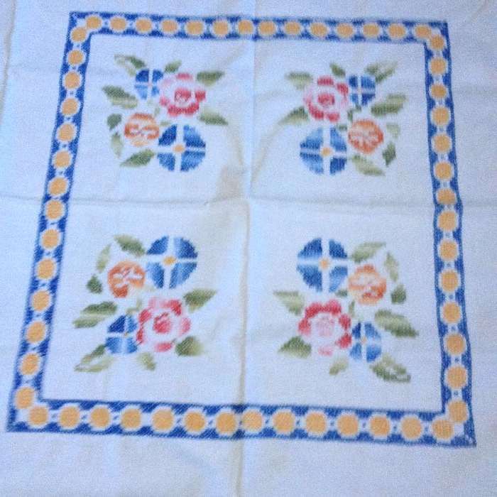 Toalha de mesa em linho antiga feita e bordada à mão