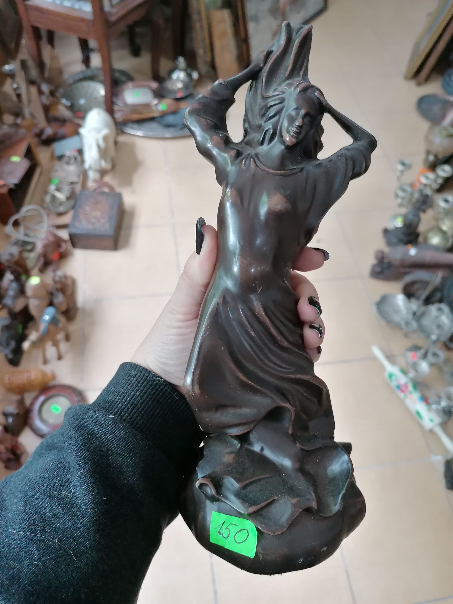 Piękna figurka kobiety wykonana z metalu polecam