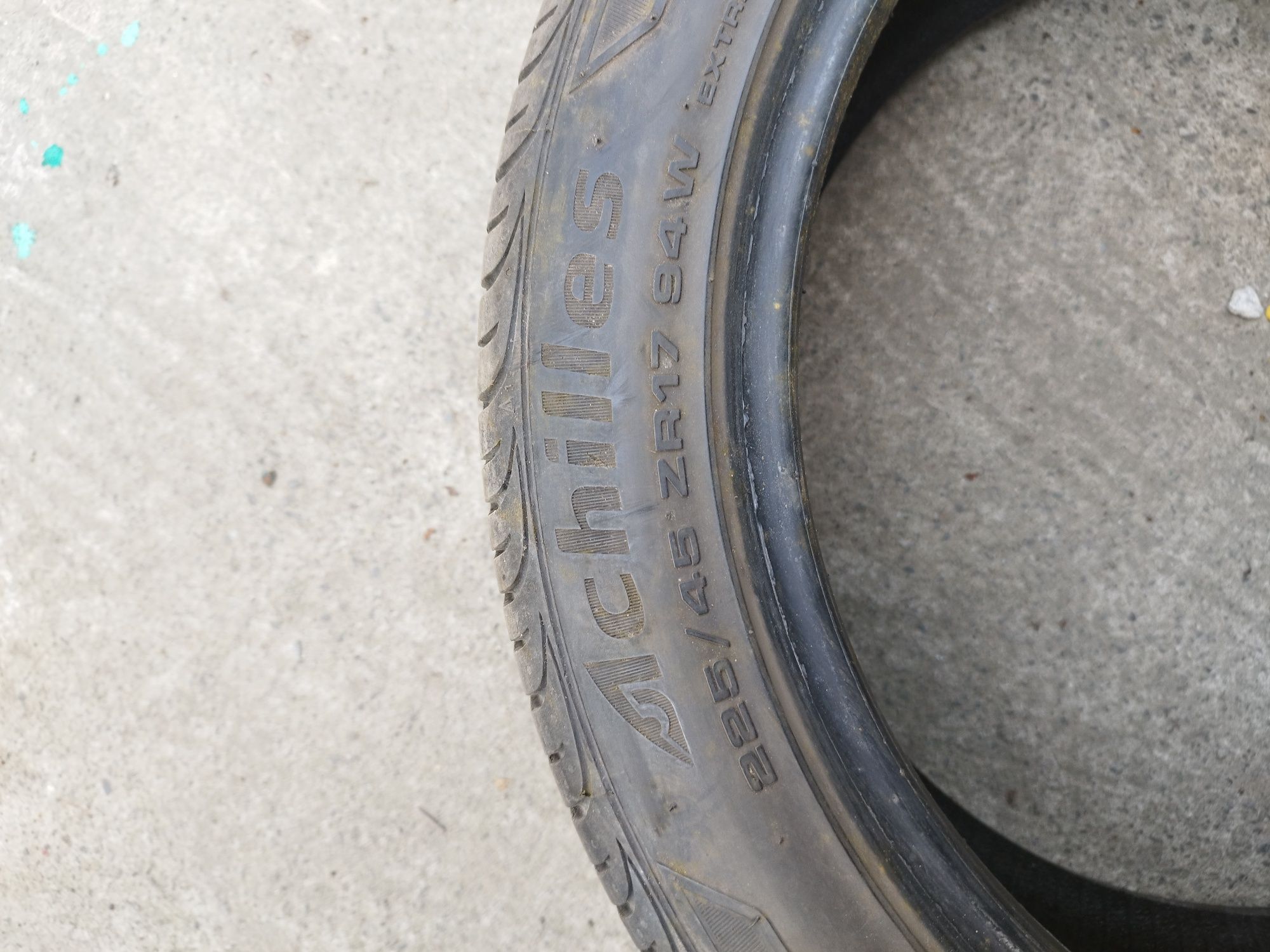 Шина 225/45 r17 в хорошем состоянии