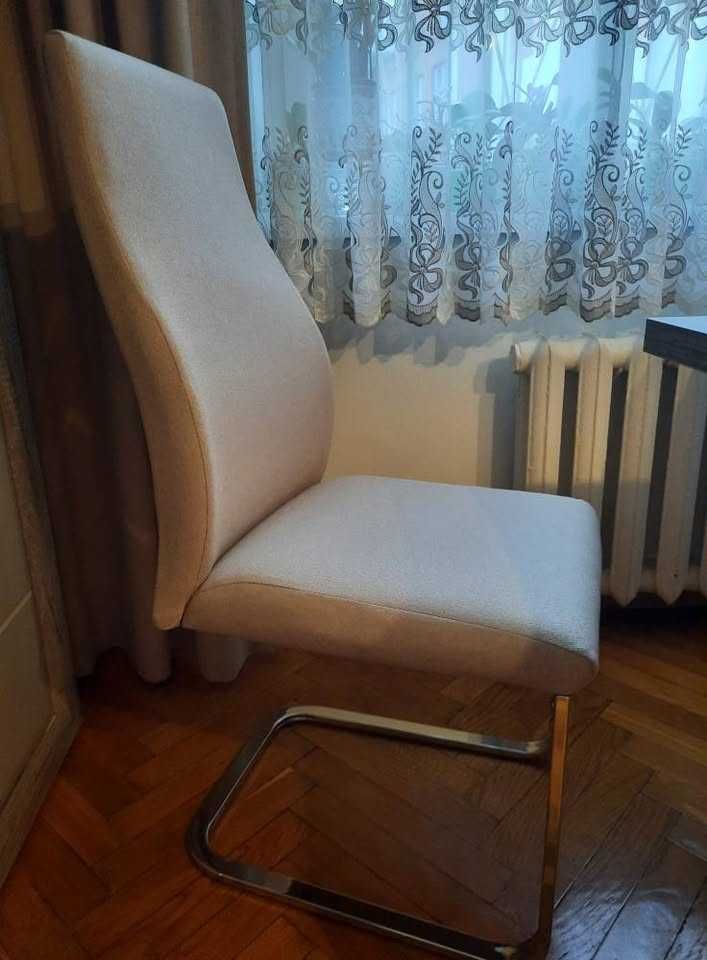 Stół z krzesłami