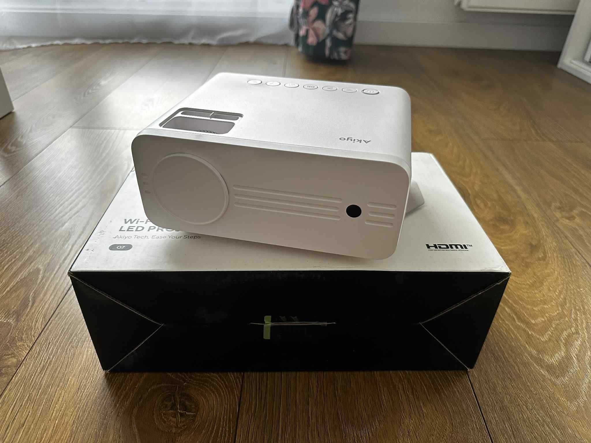 AKIYO O7 - przenośny projektor 1080p / Bluetooth / 5G WiFi ze Statywem