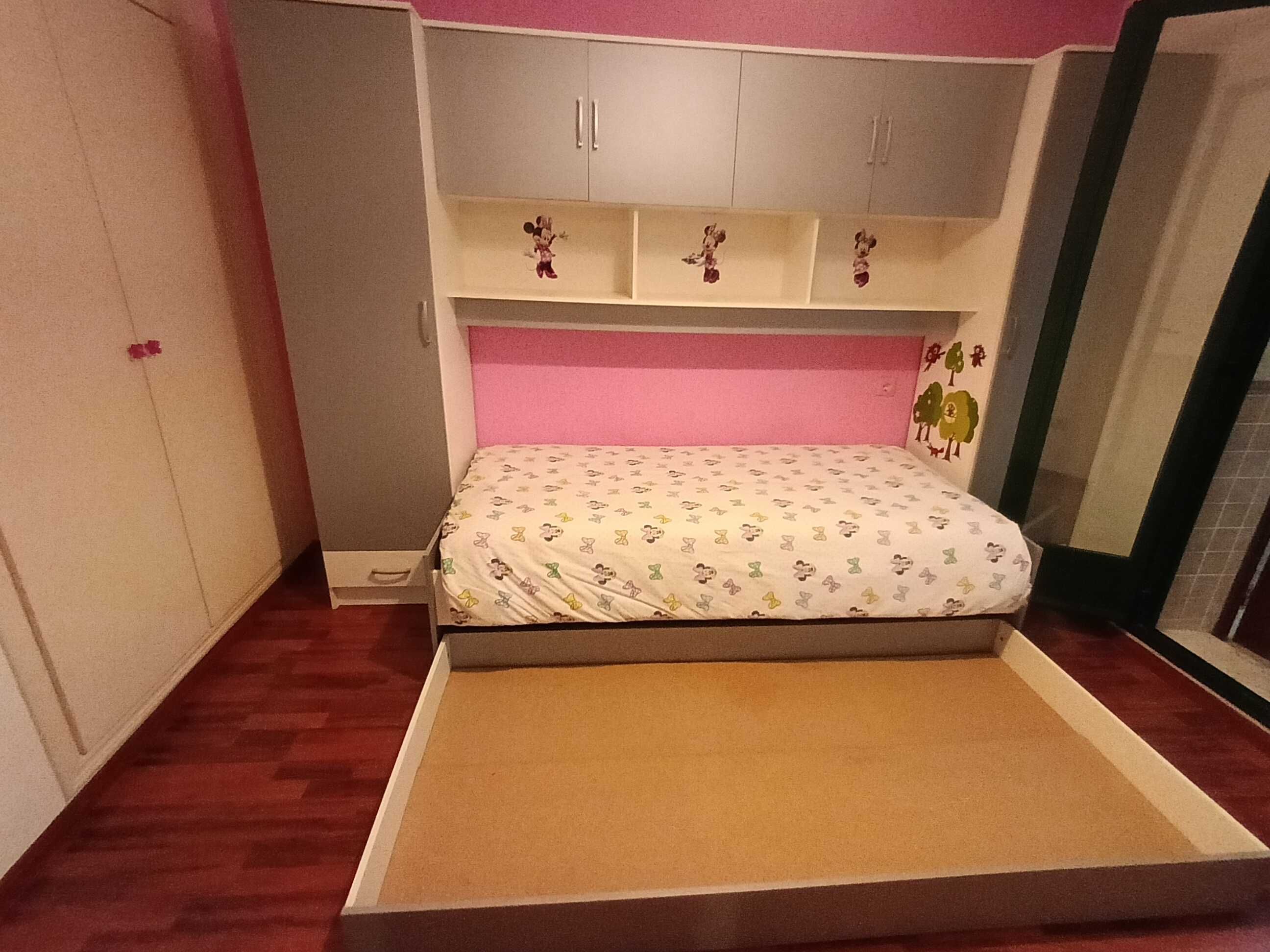 Quarto solteiro branco e cinza