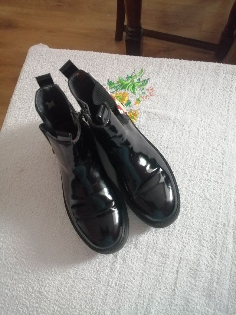 Buty 36 dla dziewczynki Zara kolor czarny lakierowane.