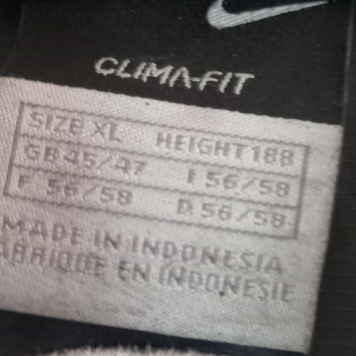 Corta vento em azul da Nike .