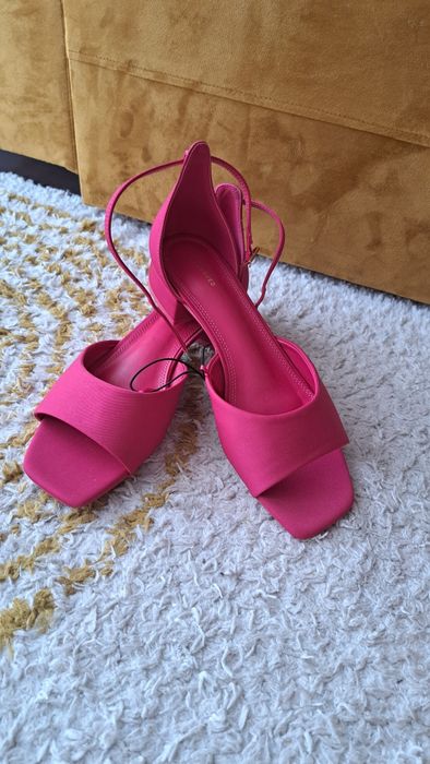 Sandały na płaskim słupku Reserved  nowe .
Nowe