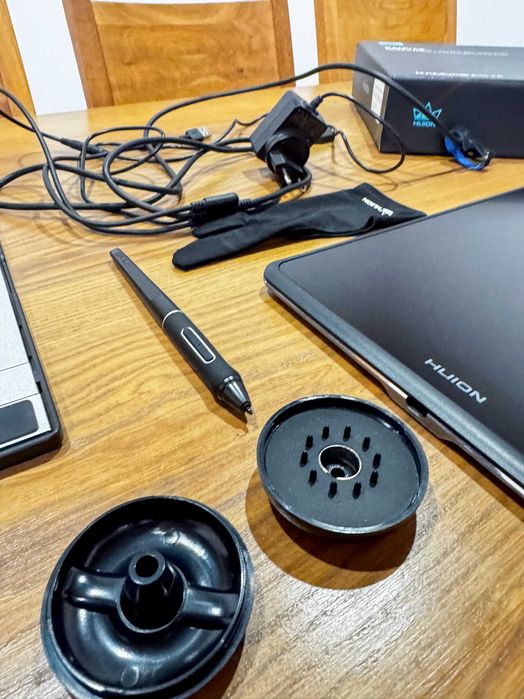 Tablet graficzny Huion Kamvas Pro 16 + akcesoria (stan bardzo dobry)