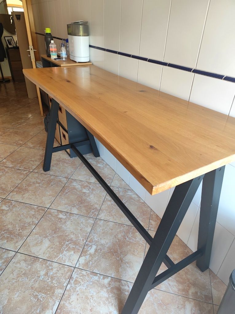 Mesa e bancos estilo Bar
