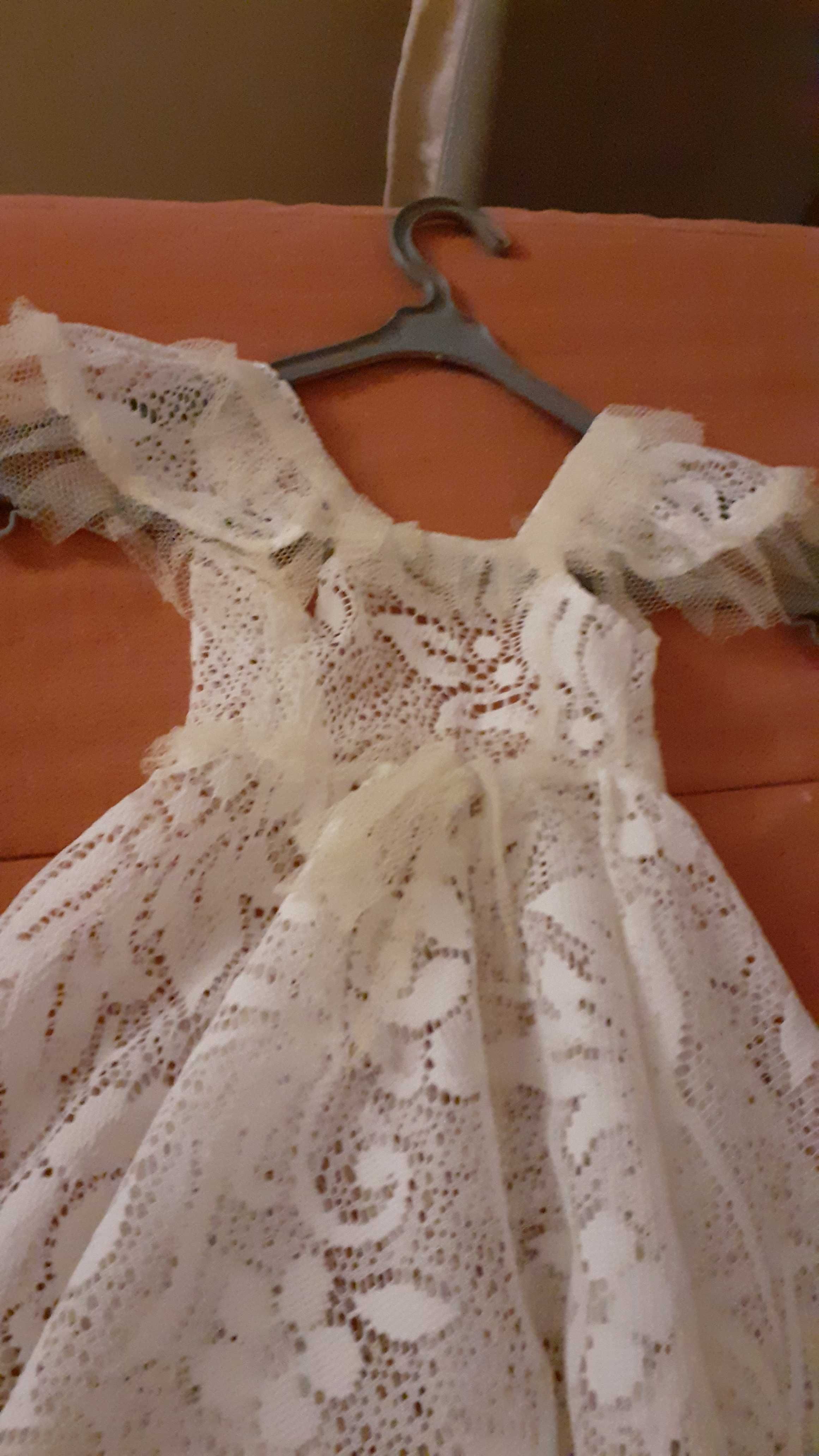 Vestido de boneca antigo, em renda sintética.