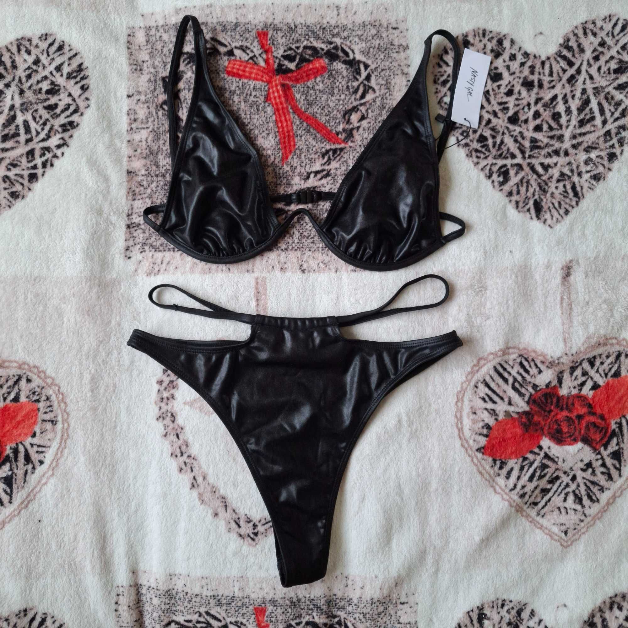 Czarny woskowany dwuczęśxiowy strój kąpielowy Nasty Gal