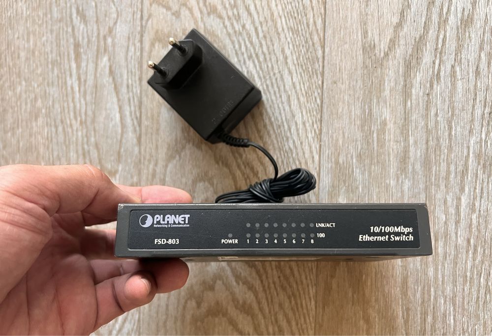 коммутатор Planet FSD 803. Б