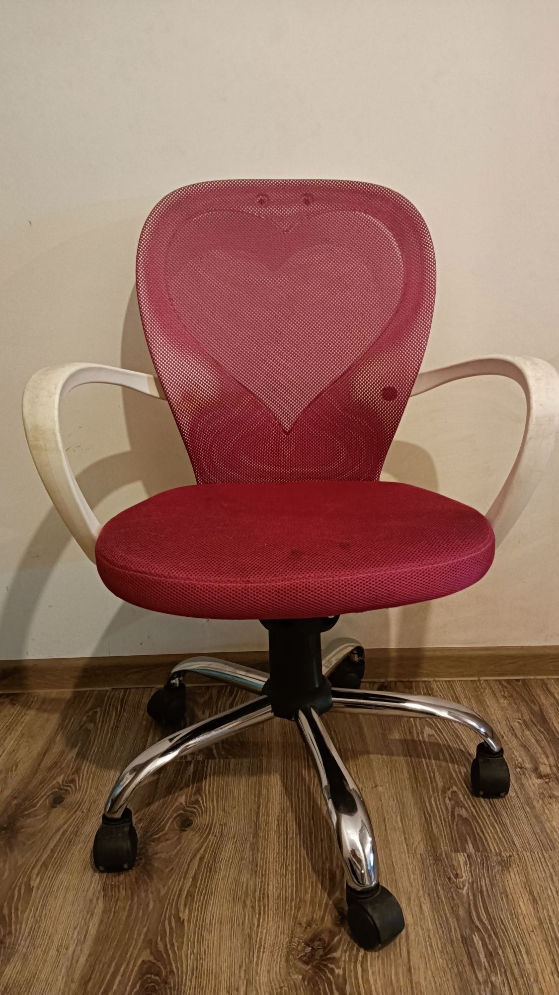Fotel do biurka różowo biały serce