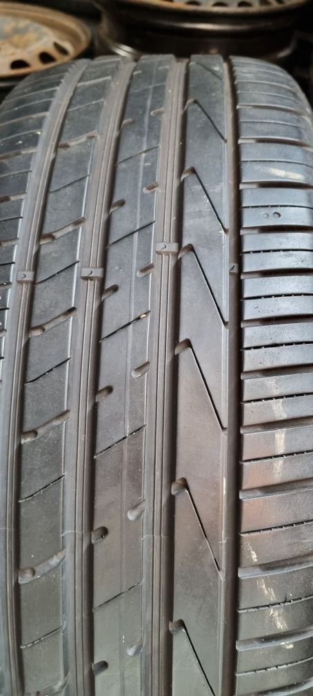 Para opon letnich Hankook 235 45r20