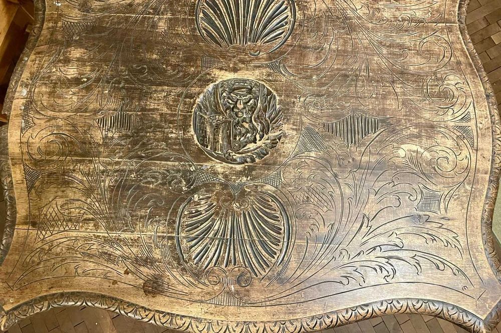 Stary rzeźbiony stół Napoleon III