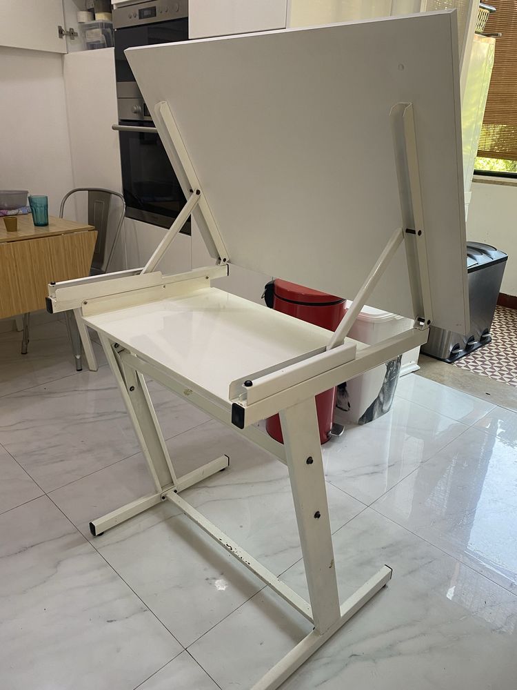 Estirador de desenho rebativel e cadeira ajudtavel