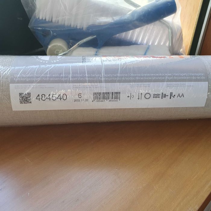 Papel de parede e kit de colagem com material